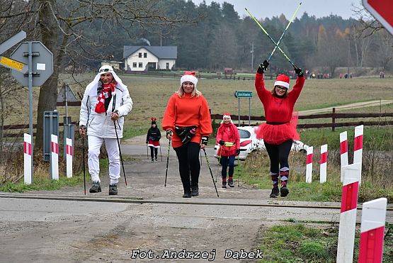 Grafika 9: Poszliśmy do Was z prezentami. Relacja z X Mikołajowego Nordic Walking Nowa Wieś Lęborska