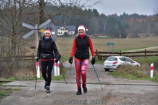Grafika 10: Poszliśmy do Was z prezentami. Relacja z X Mikołajowego Nordic Walking Nowa Wieś Lęborska