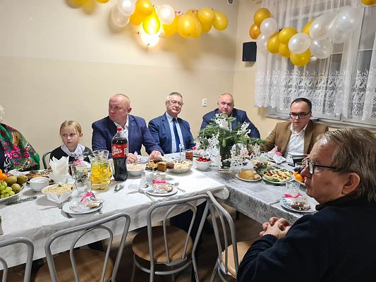 Uczestnicy spotkania przy wspólnym stole.