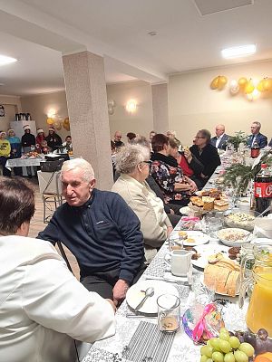 Uczestnicy spotkania przy wspólnym stole.