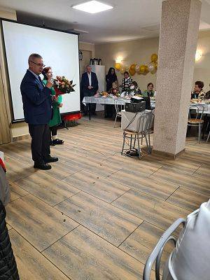 Wójt gminy przemawia do zebranych.