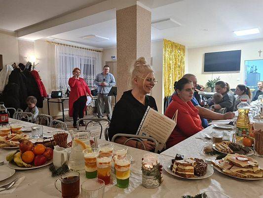 Uczestnicy przy wspólnym stole.