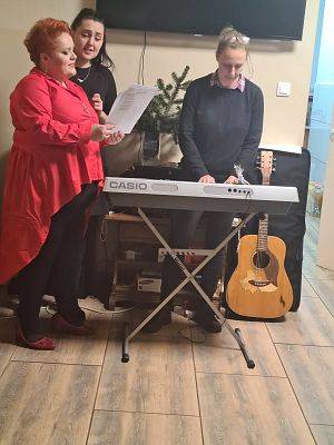 Wspólny śpiew przy akompaniamencie.