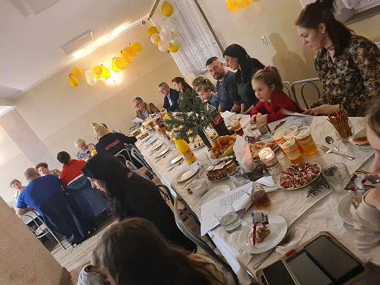 Uczestnicy przy wspólnym stole.