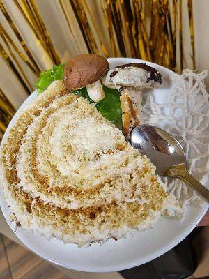 Odkrojony kawałek konkursowego ciasta.