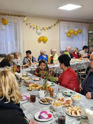 Uczestnicy spotkania przy wspólnym stole.