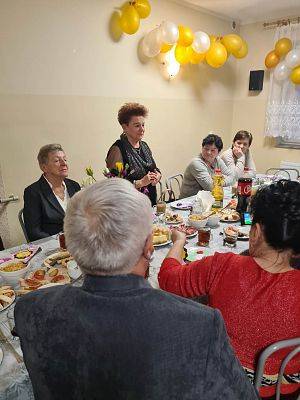 Uczestnicy spotkania przy wspólnym stole.