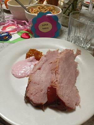 Prezentacja potrawy - pieczona szynka.