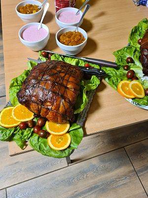 Prezentacja potrawy - pieczona szynka.