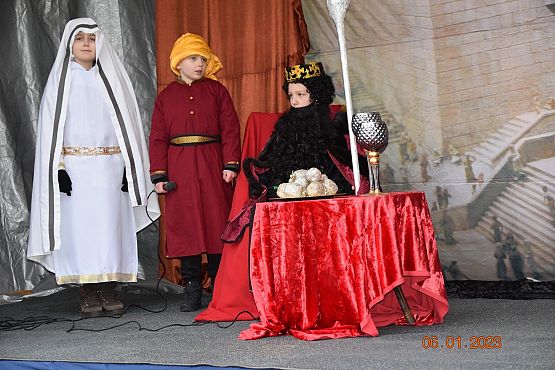 Scenki jasełkowe podczas orszaku.