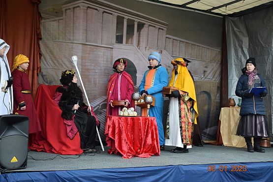 Scenki jasełkowe podczas orszaku.