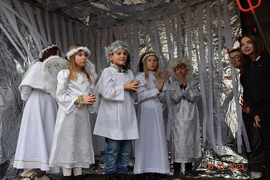 Scenki jasełkowe podczas orszaku.
