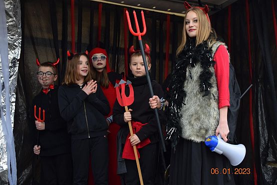 Scenki jasełkowe podczas orszaku.