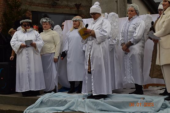 Scenki jasełkowe podczas orszaku.