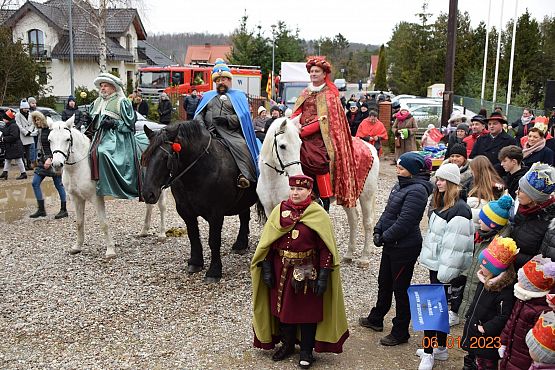 Trzej Królowie na koniach i uczestnicy orszaku.