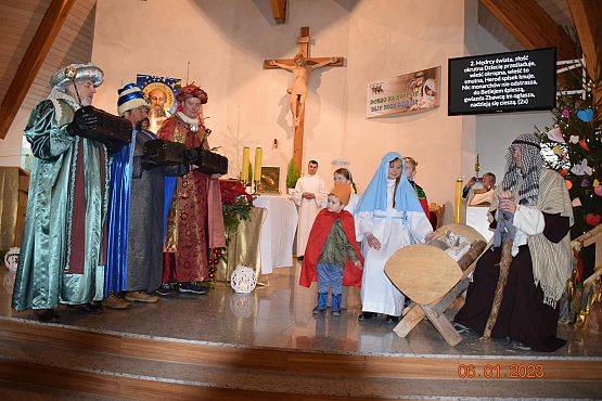 W kościele Trzej Królowie składają pokłon Dzieciątku Jezus.