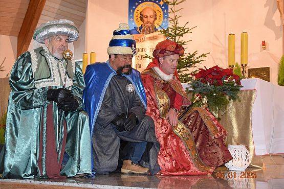 W kościele Trzej Królowie składają pokłon Dzieciątku Jezus.