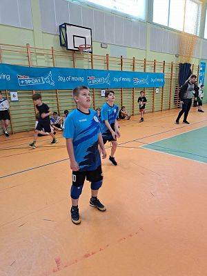 Zawodnicy podczas gry w piłkę siatkową.