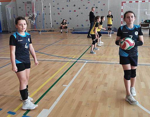 Zawodniczki podczas gry w piłkę siatkową.