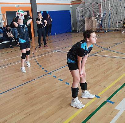 Zawodniczki podczas gry w piłkę siatkową.