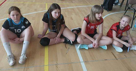 Zawodniczki siedzą na parkiecie, po turnieju.