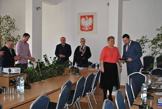 Wręczenie aktu wyboru podczas sesji rady gminy.