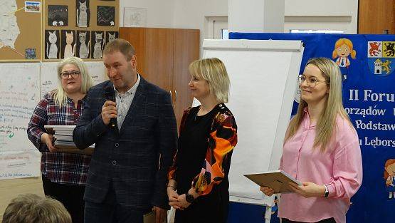Wystąpienie dyrektor szkoły w Redkowicach i zaproszonych gości - radnych gminy.