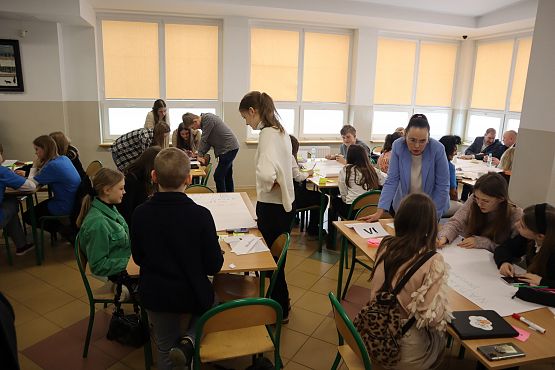 Uczniowie w trakcie pracy nad zadaniem - przygotowanie planów na kolejny rok.