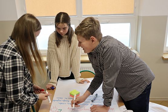 Uczniowie w trakcie pracy nad zadaniem - przygotowanie planów na kolejny rok.