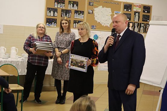 Wystąpienie dyrektor szkoły w Redkowicach i zaproszonych gości - radnych gminy.