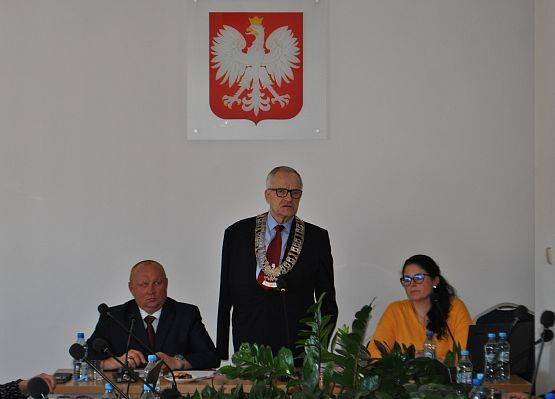 Roman Downar Zapolski - wiceprzewodniczący rady, Zdzisław Korda - przewodniczący rady, Urszula Sech - wiceprzewodnicząca rady siedzą przy stole na tle godła.