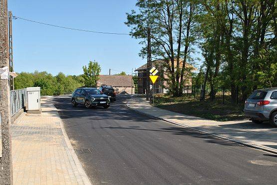 Nowa nawierzchnia asfaltowa na drodze.