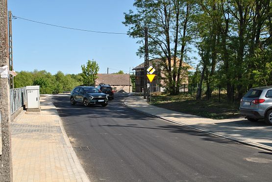 Nowa nawierzchnia asfaltowa na drodze.