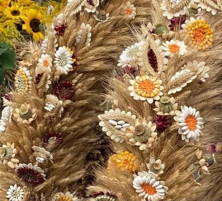 Element wieńca dożynkowego. Uplecione kłosy zboża i kwiaty wykonane z nasion roślinnych. grafika