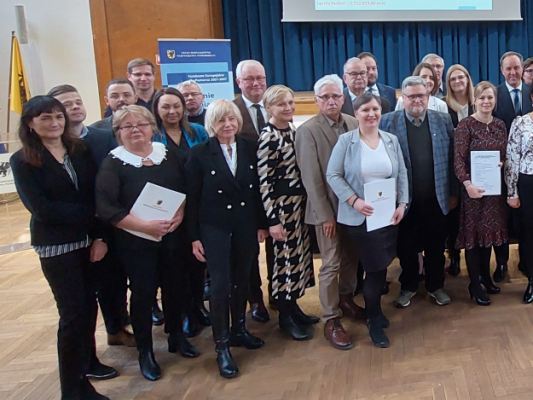 Zdjęcie grupowe uczestników spotkania i sygnatariuszy umowy.