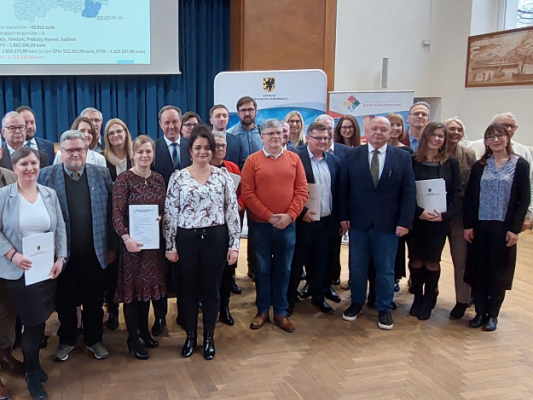 Zdjęcie grupowe uczestników spotkania i sygnatariuszy umowy.