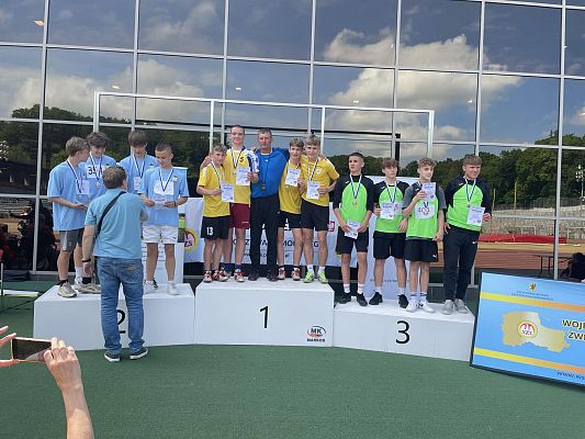 Zawodnicy stoją na podium podczas dekoracji.