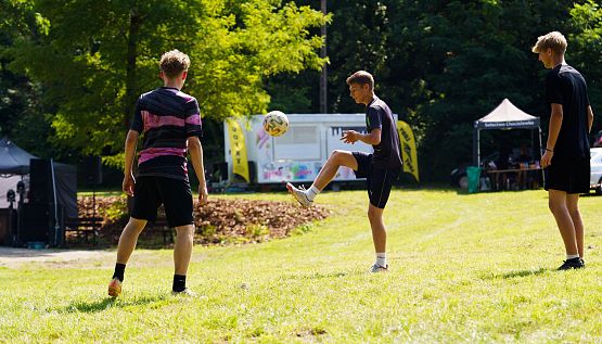 Grafika 2: Sportowa rywalizacja i wspólna zabawa w Chocielewku