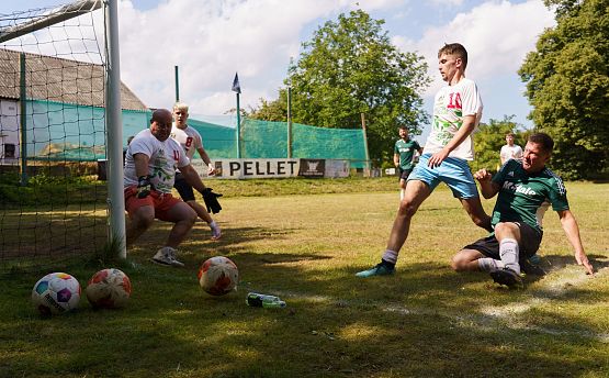 Grafika 12: Sportowa rywalizacja i wspólna zabawa w Chocielewku