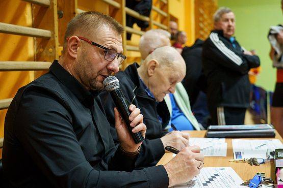 Grafika 1: Zacięta rywalizacja przy tenisowych stołach