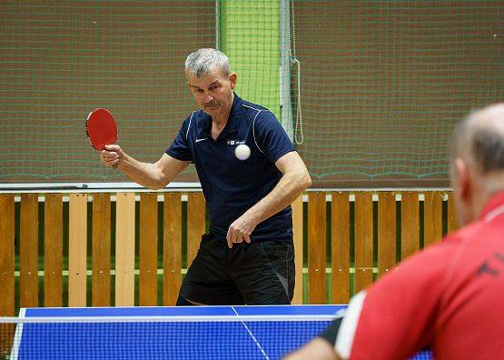 Grafika 2: Zacięta rywalizacja przy tenisowych stołach