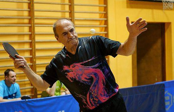 Grafika 3: Zacięta rywalizacja przy tenisowych stołach