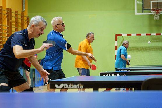 Grafika 4: Zacięta rywalizacja przy tenisowych stołach