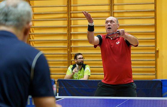 Grafika 5: Zacięta rywalizacja przy tenisowych stołach