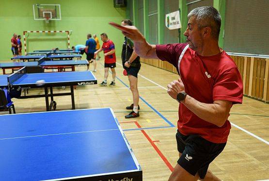 Grafika 20: Zacięta rywalizacja przy tenisowych stołach