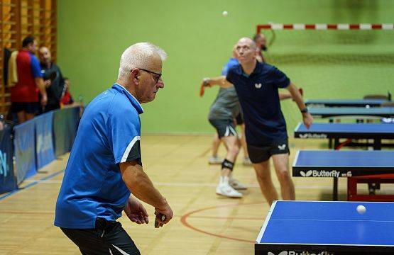 Grafika 30: Zacięta rywalizacja przy tenisowych stołach