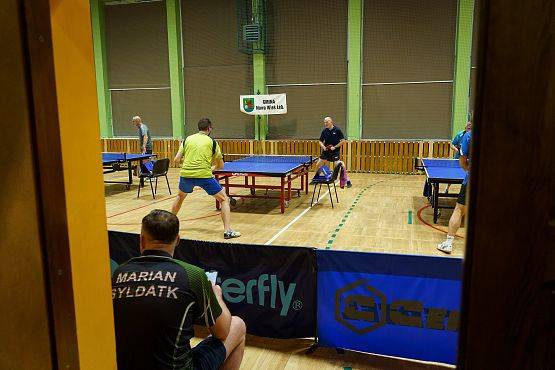 Grafika 32: Zacięta rywalizacja przy tenisowych stołach