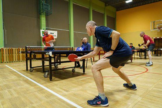 Grafika 36: Zacięta rywalizacja przy tenisowych stołach