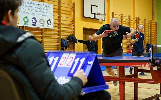 Grafika 38: Zacięta rywalizacja przy tenisowych stołach