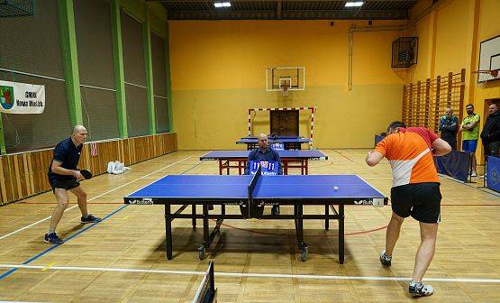 Grafika 42: Zacięta rywalizacja przy tenisowych stołach